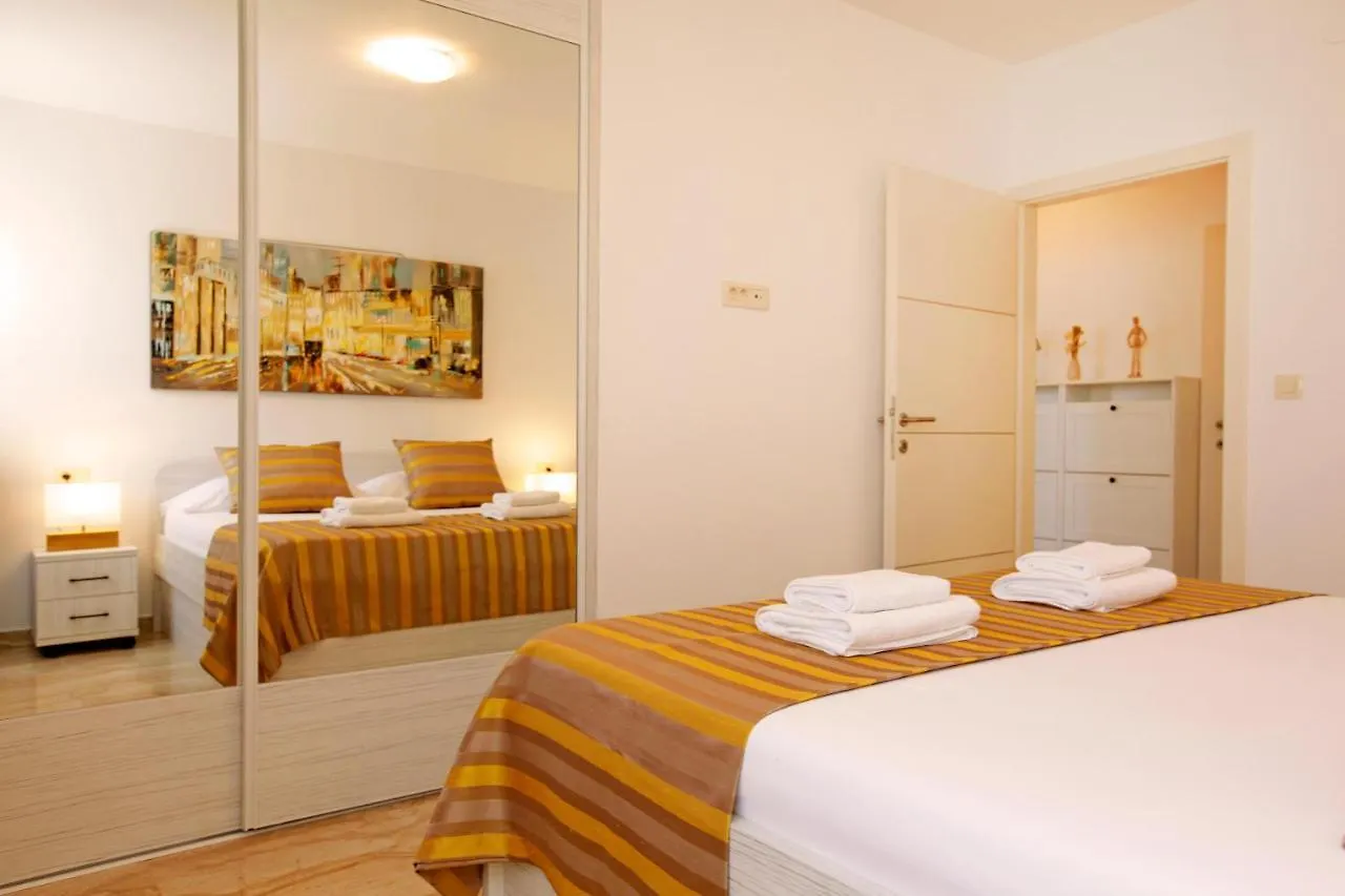 Modern 2-Bed Apt, Late Check In Available Split