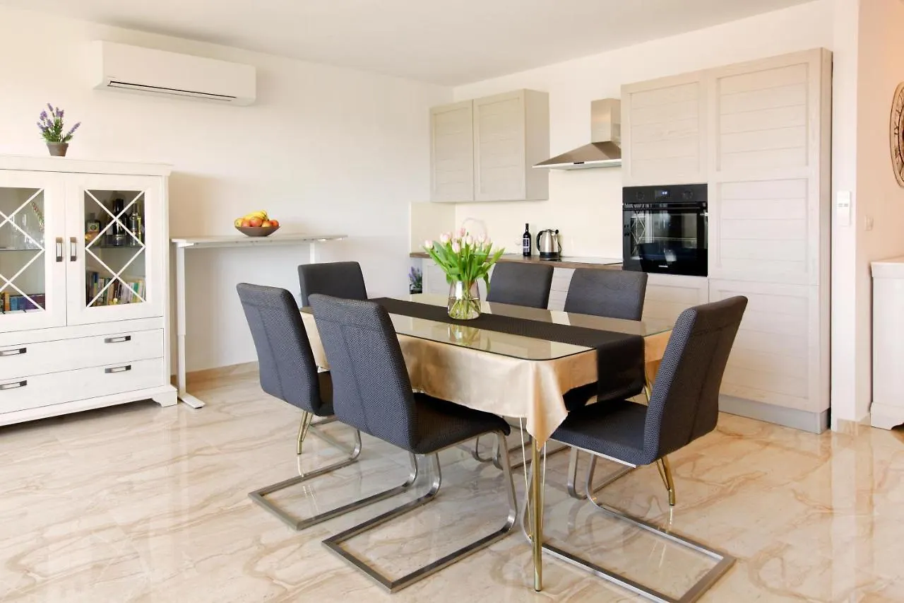Apartment Modern 2-Bed Apt, Late Check In Available Split
