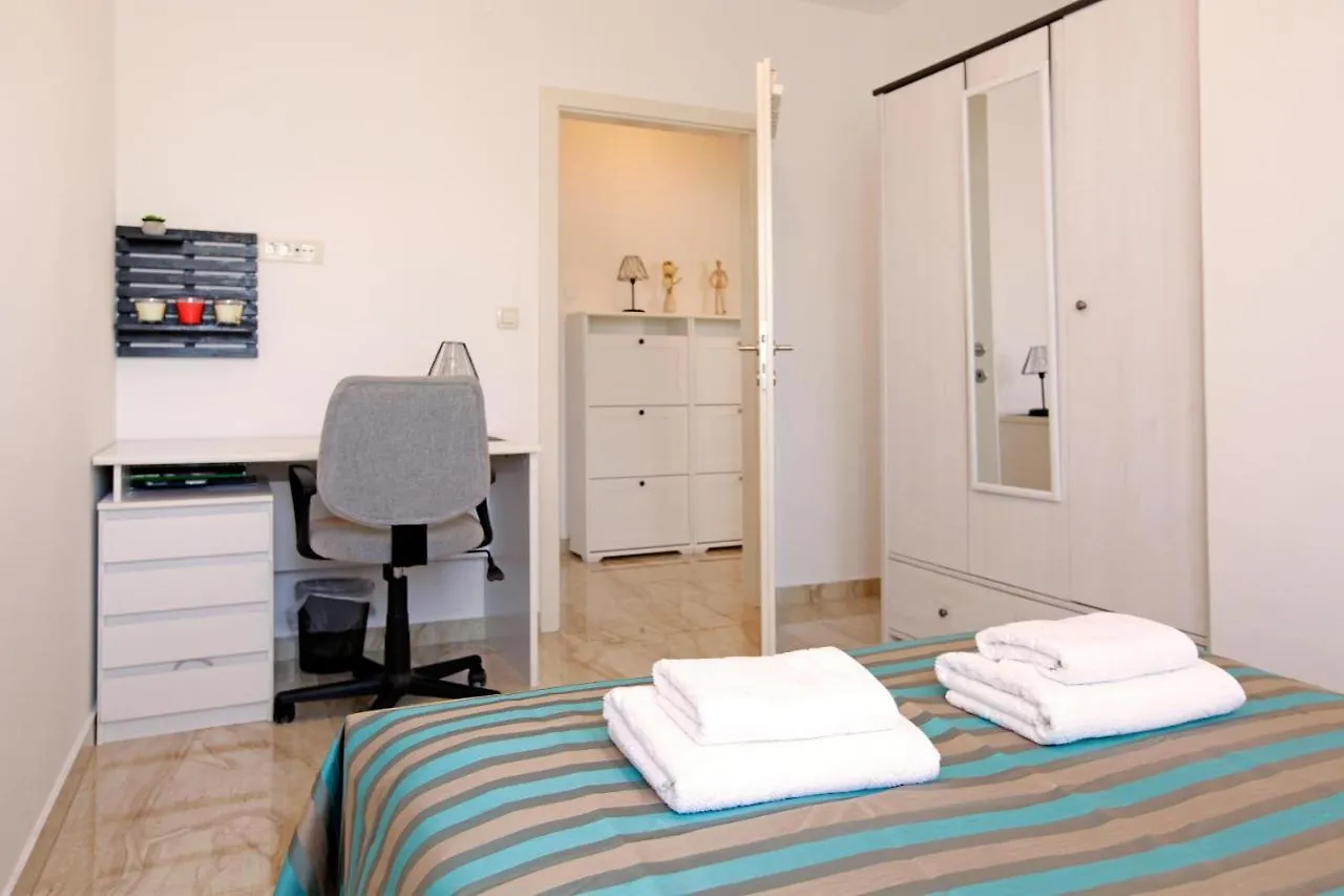 Modern 2-Bed Apt, Late Check In Available Split Croatia