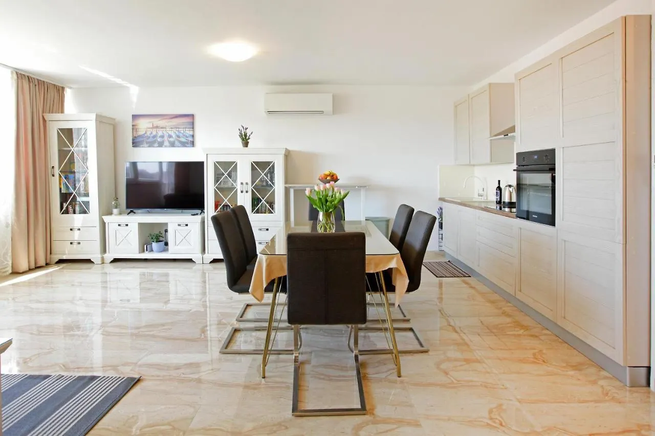Modern 2-Bed Apt, Late Check In Available Split 0*,  Croatia