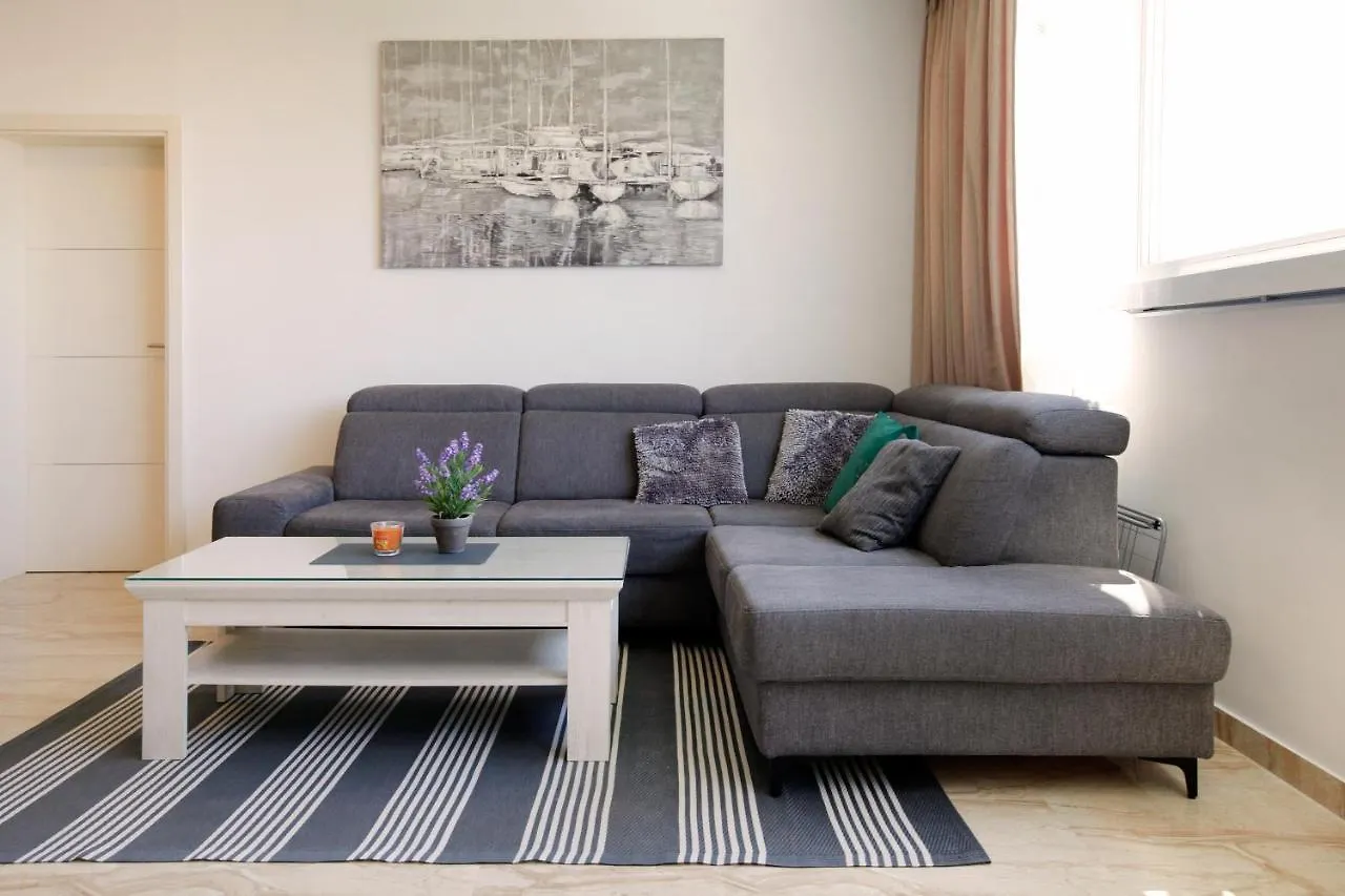 Modern 2-Bed Apt, Late Check In Available Split Apartment