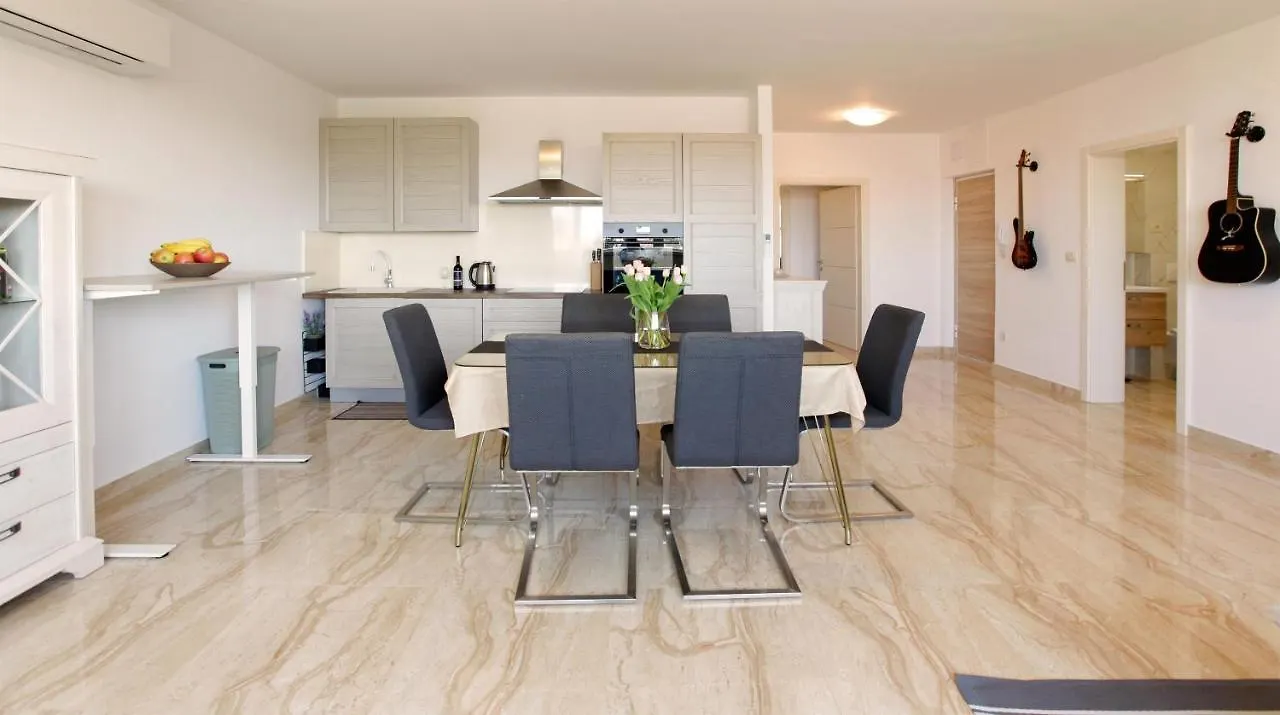 Modern 2-Bed Apt, Late Check In Available Split