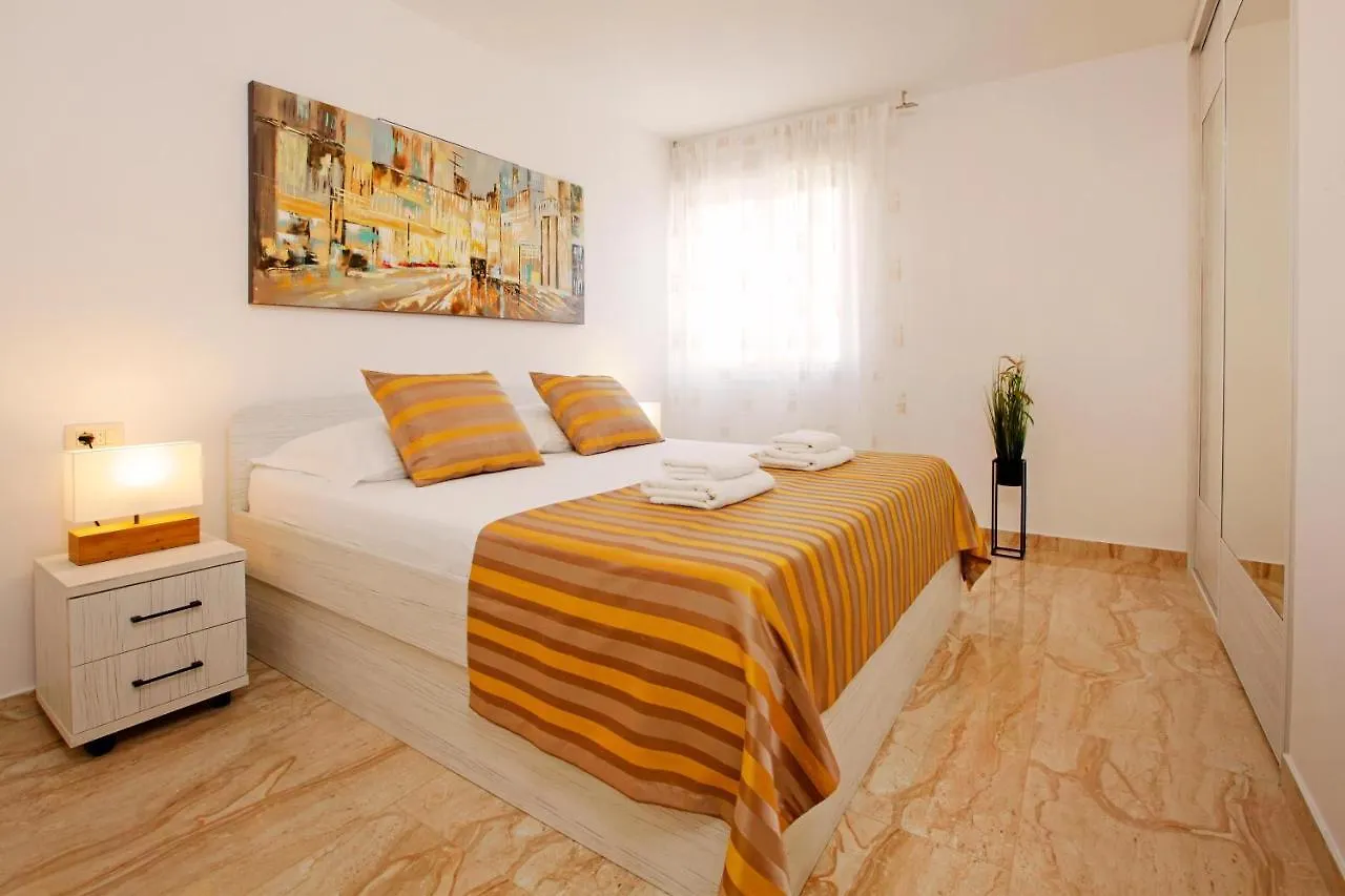 Modern 2-Bed Apt, Late Check In Available Split