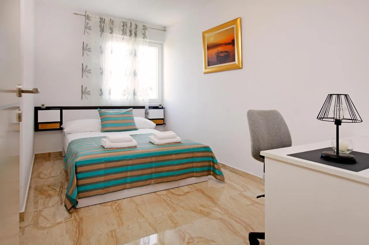 Modern 2-Bed Apt, Late Check In Available Split