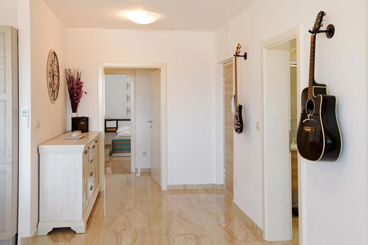 Modern 2-Bed Apt, Late Check In Available Split Apartment