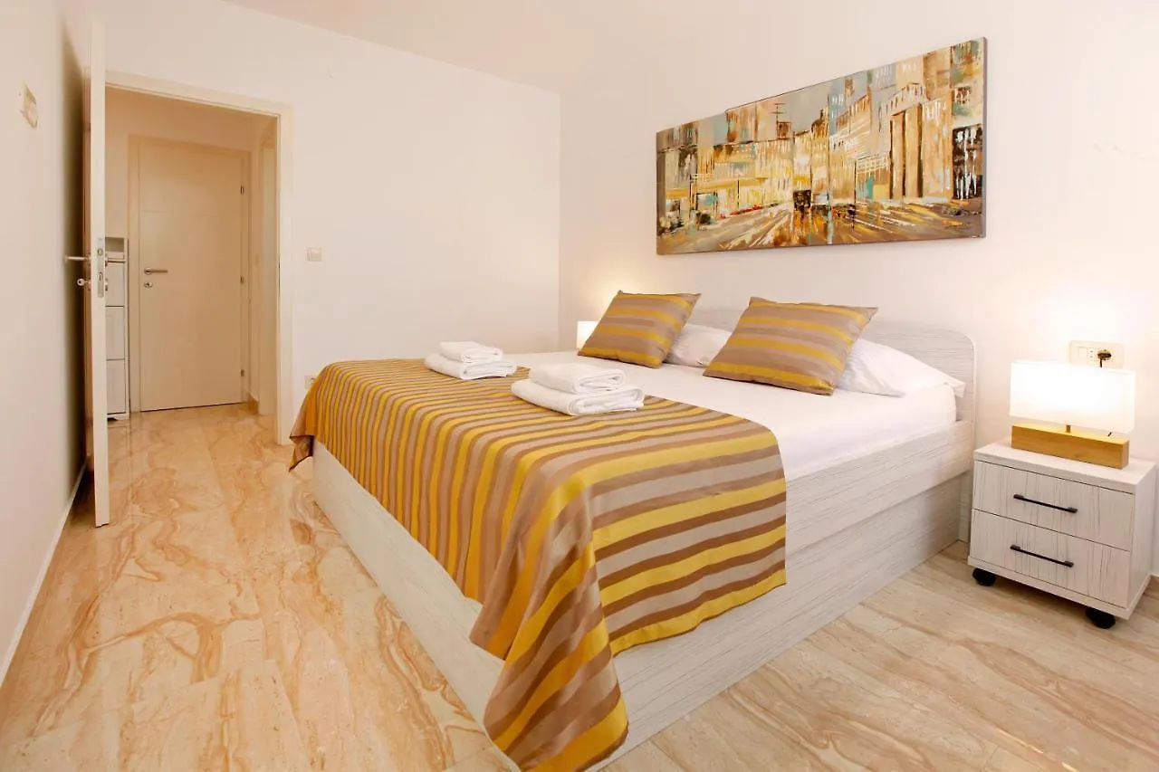 Apartment Modern 2-Bed Apt, Late Check In Available Split