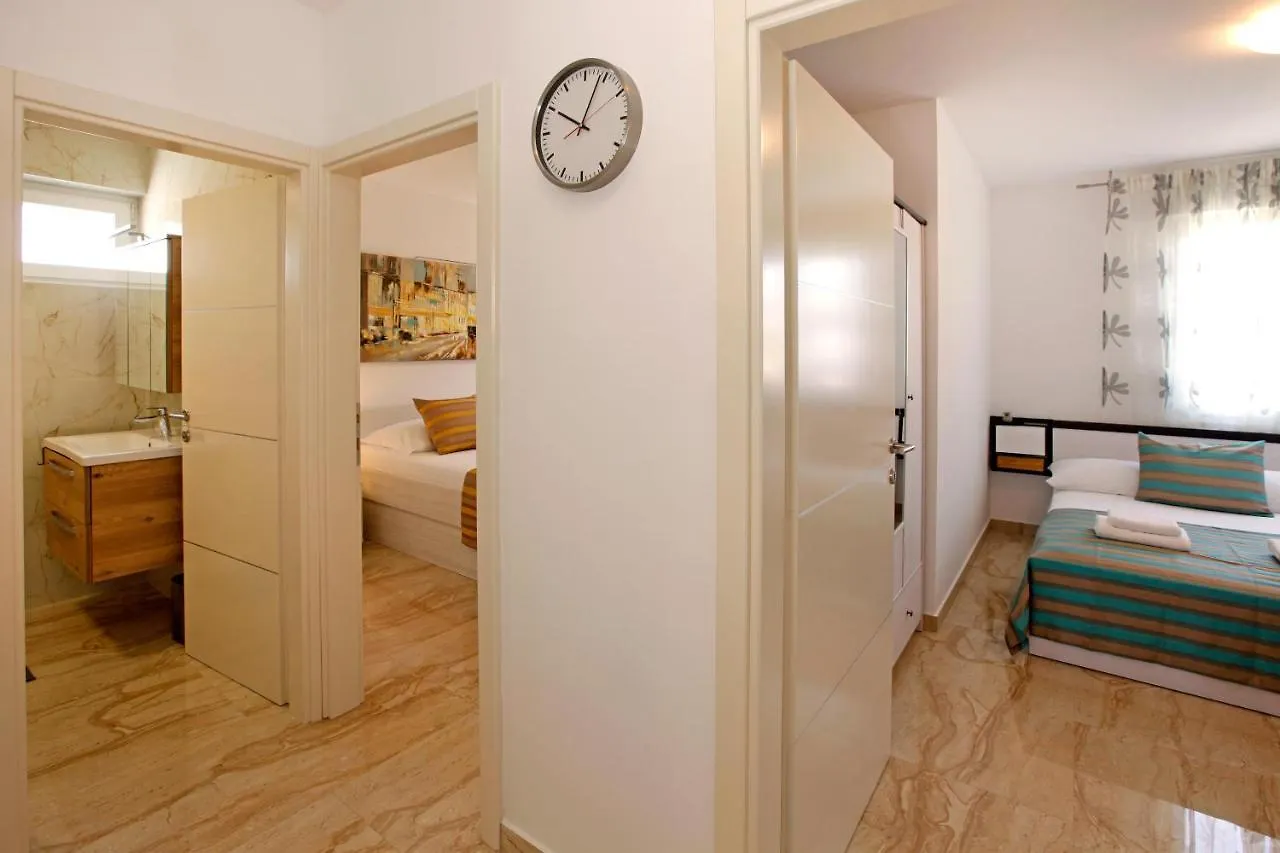 Modern 2-Bed Apt, Late Check In Available Split