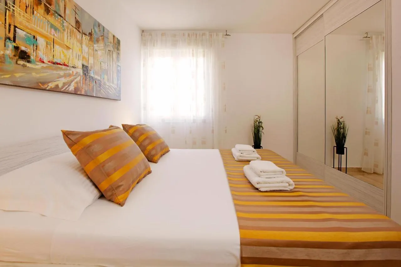 Modern 2-Bed Apt, Late Check In Available Split 0*,