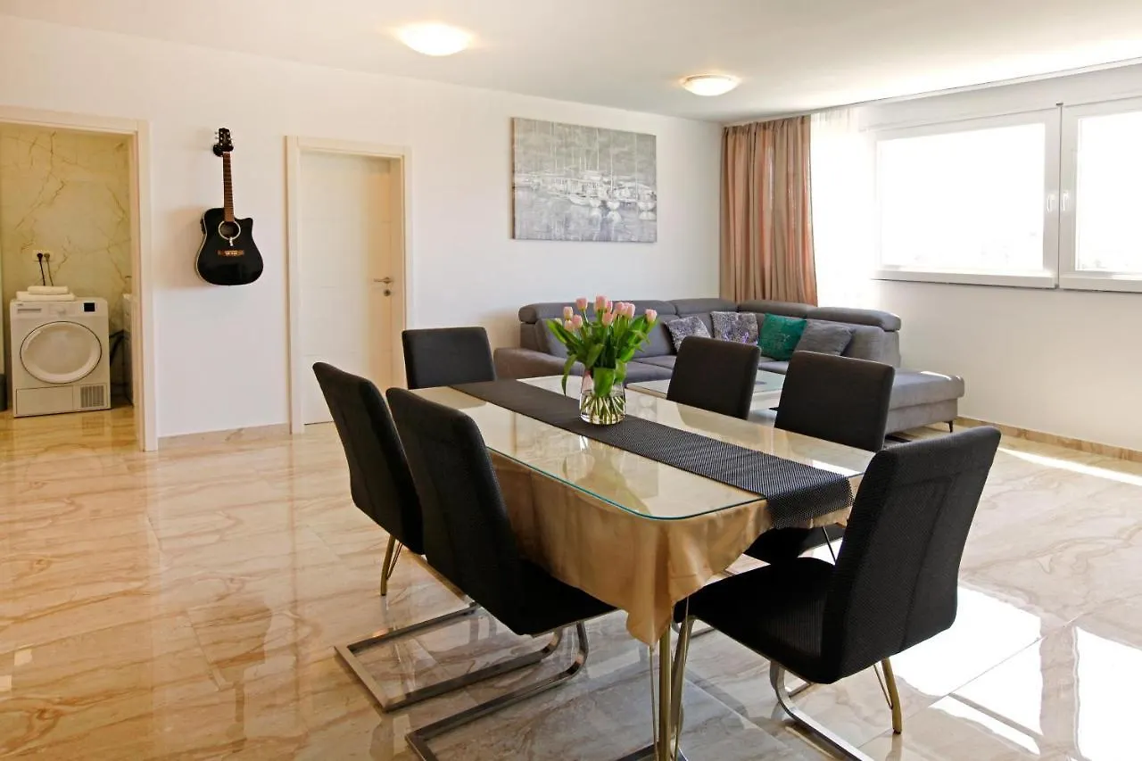 Apartment Modern 2-Bed Apt, Late Check In Available Split
