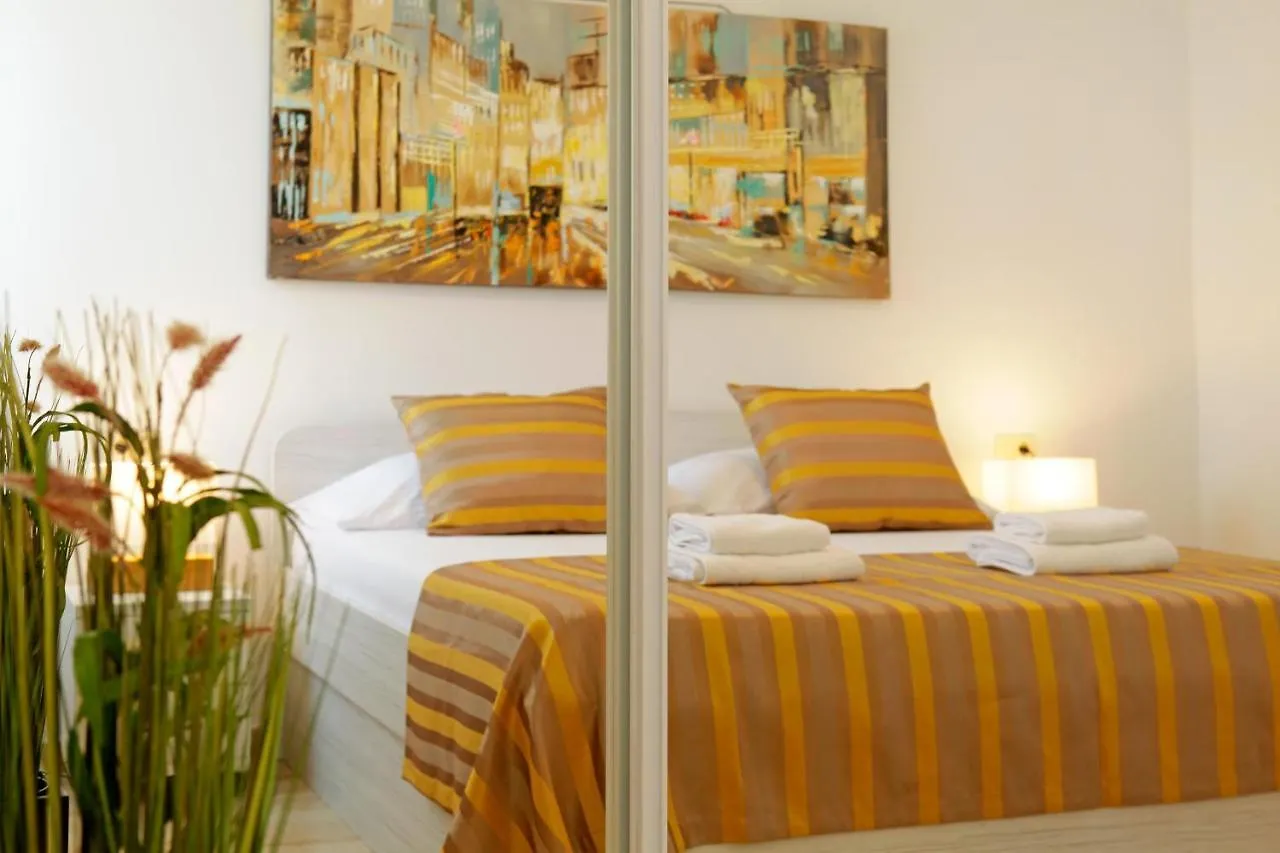Modern 2-Bed Apt, Late Check In Available Split Apartment