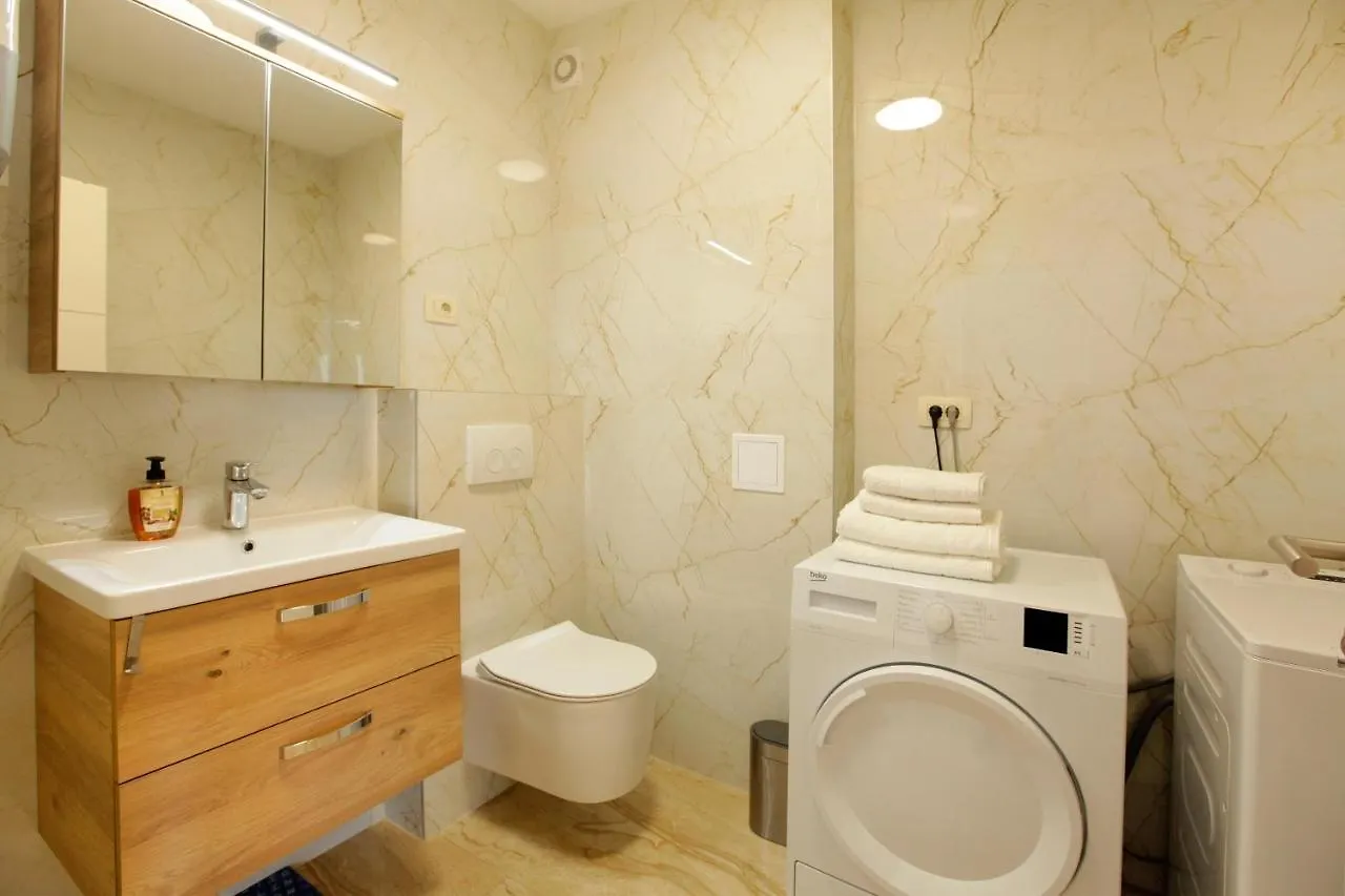 Modern 2-Bed Apt, Late Check In Available Split Croatia