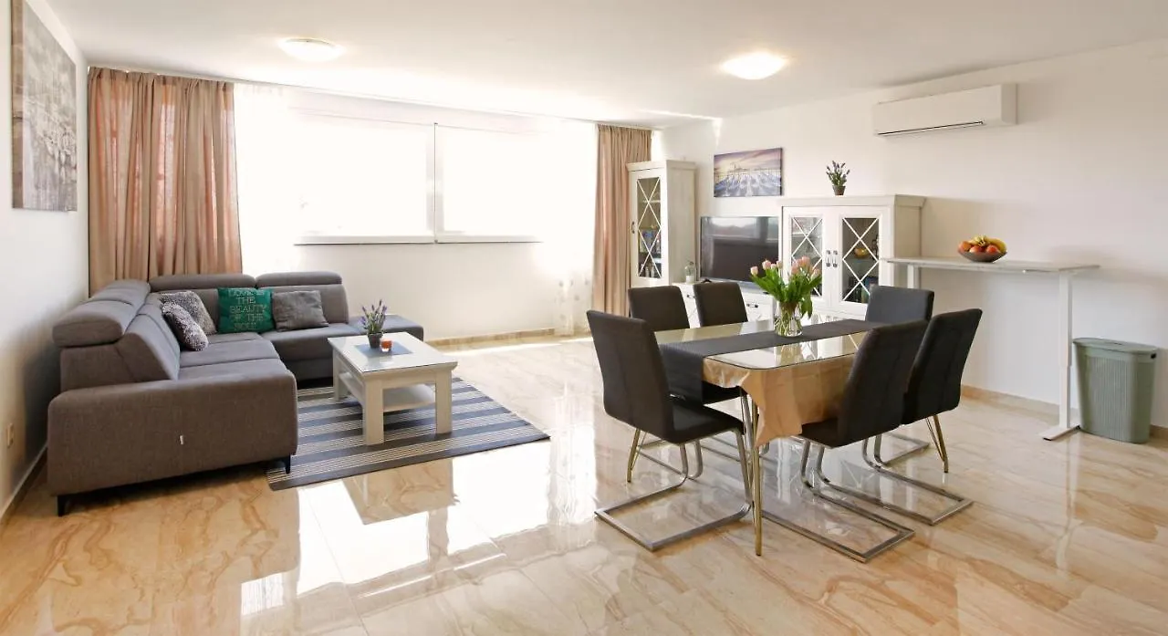 Modern 2-Bed Apt, Late Check In Available Split 0*,