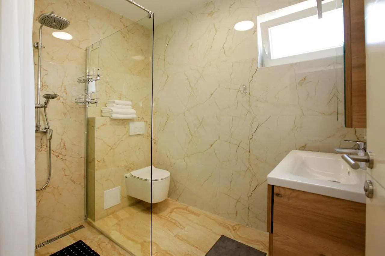 Apartment Modern 2-Bed Apt, Late Check In Available Split