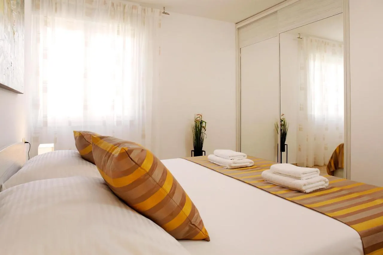 Modern 2-Bed Apt, Late Check In Available Split