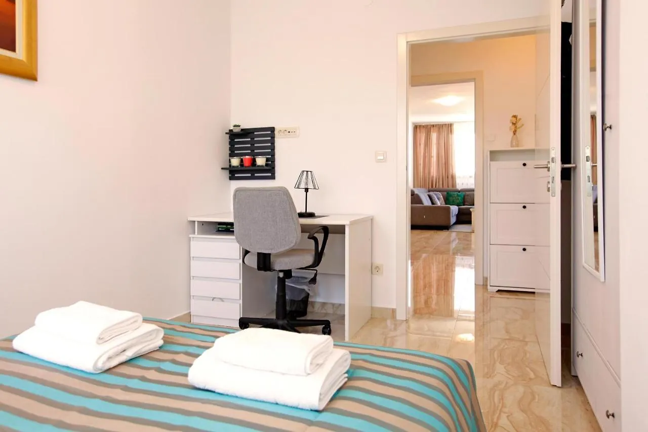 Modern 2-Bed Apt, Late Check In Available Split Apartment