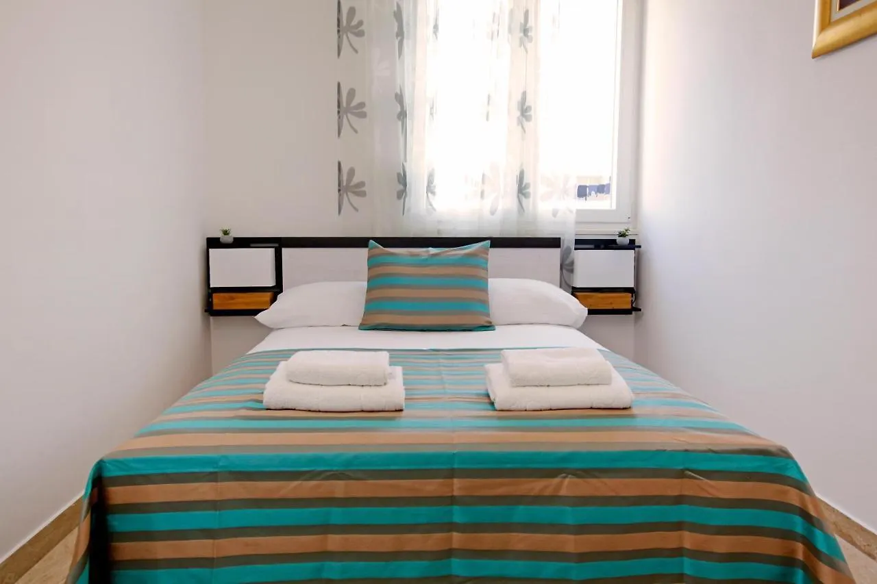 Apartment Modern 2-Bed Apt, Late Check In Available Split