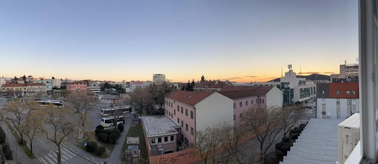 Apartment Modern 2-Bed Apt, Late Check In Available Split