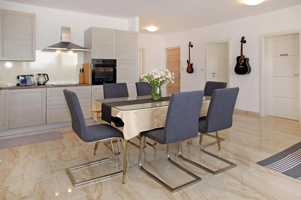 Modern 2-Bed Apt, Late Check In Available Split Croatia