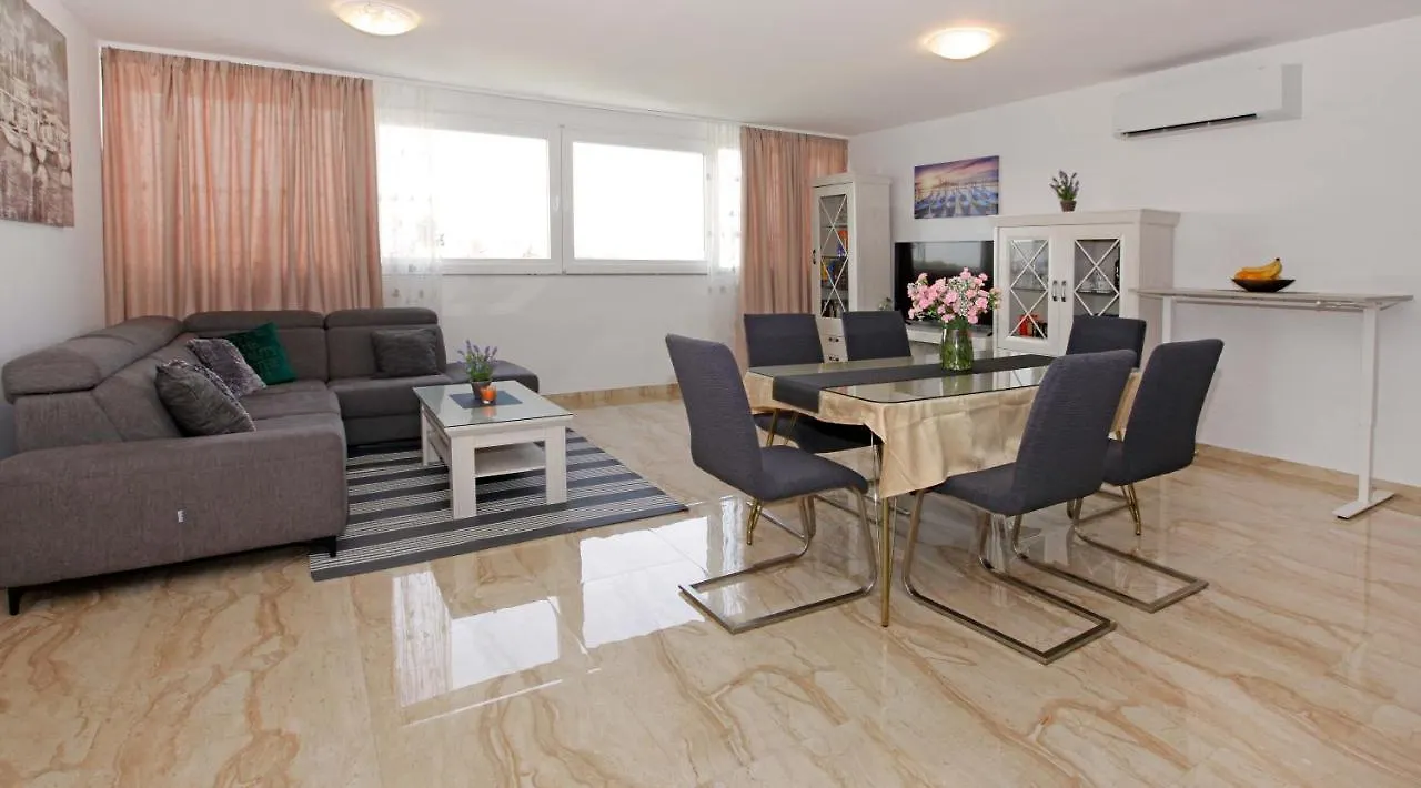 Apartment Modern 2-Bed Apt, Late Check In Available Split