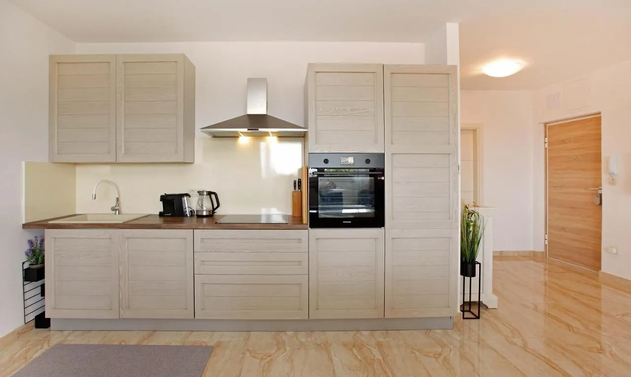 Modern 2-Bed Apt, Late Check In Available Split Croatia