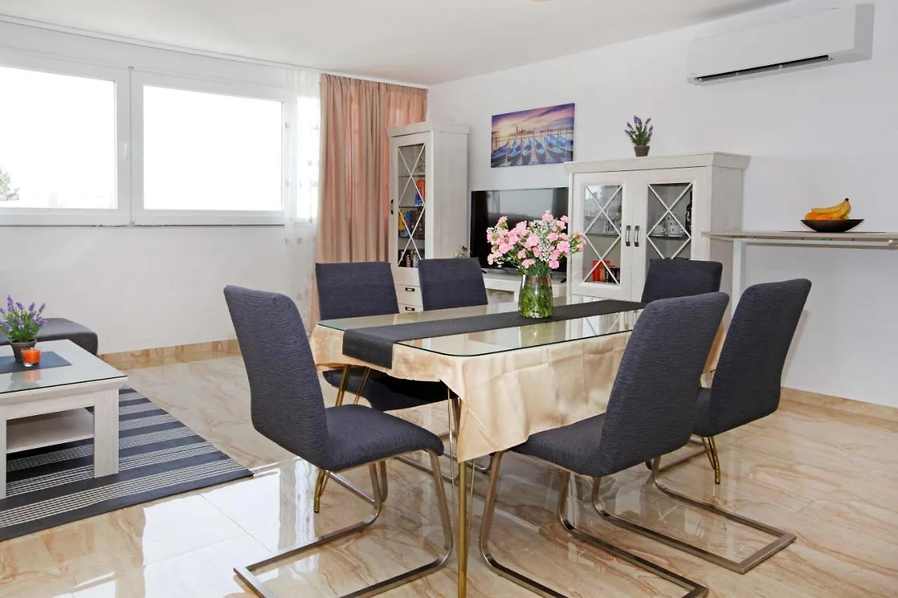 Modern 2-Bed Apt, Late Check In Available Split 0*,  Croatia