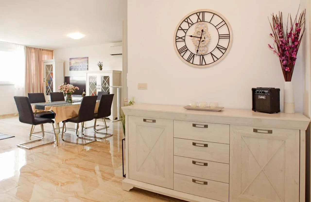 Modern 2-Bed Apt, Late Check In Available Split Apartment