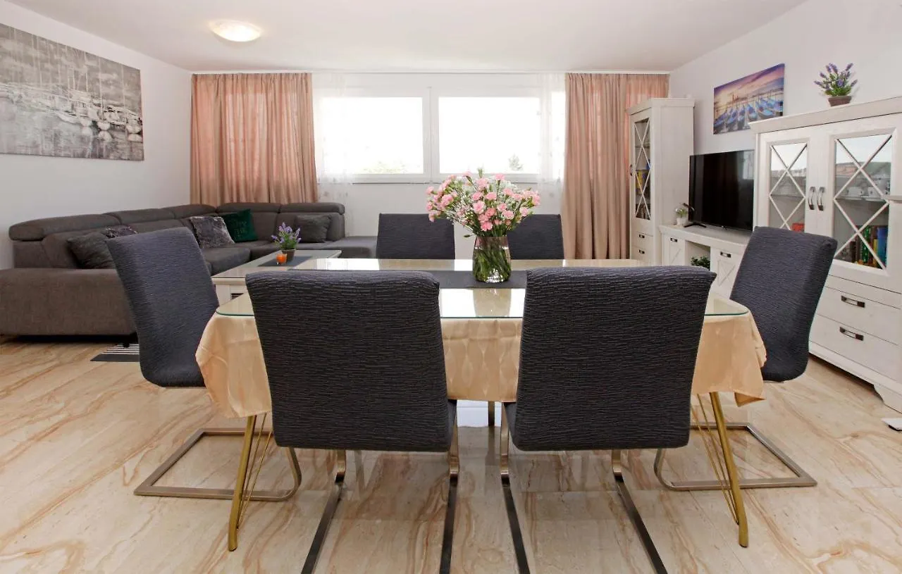 Modern 2-Bed Apt, Late Check In Available Split