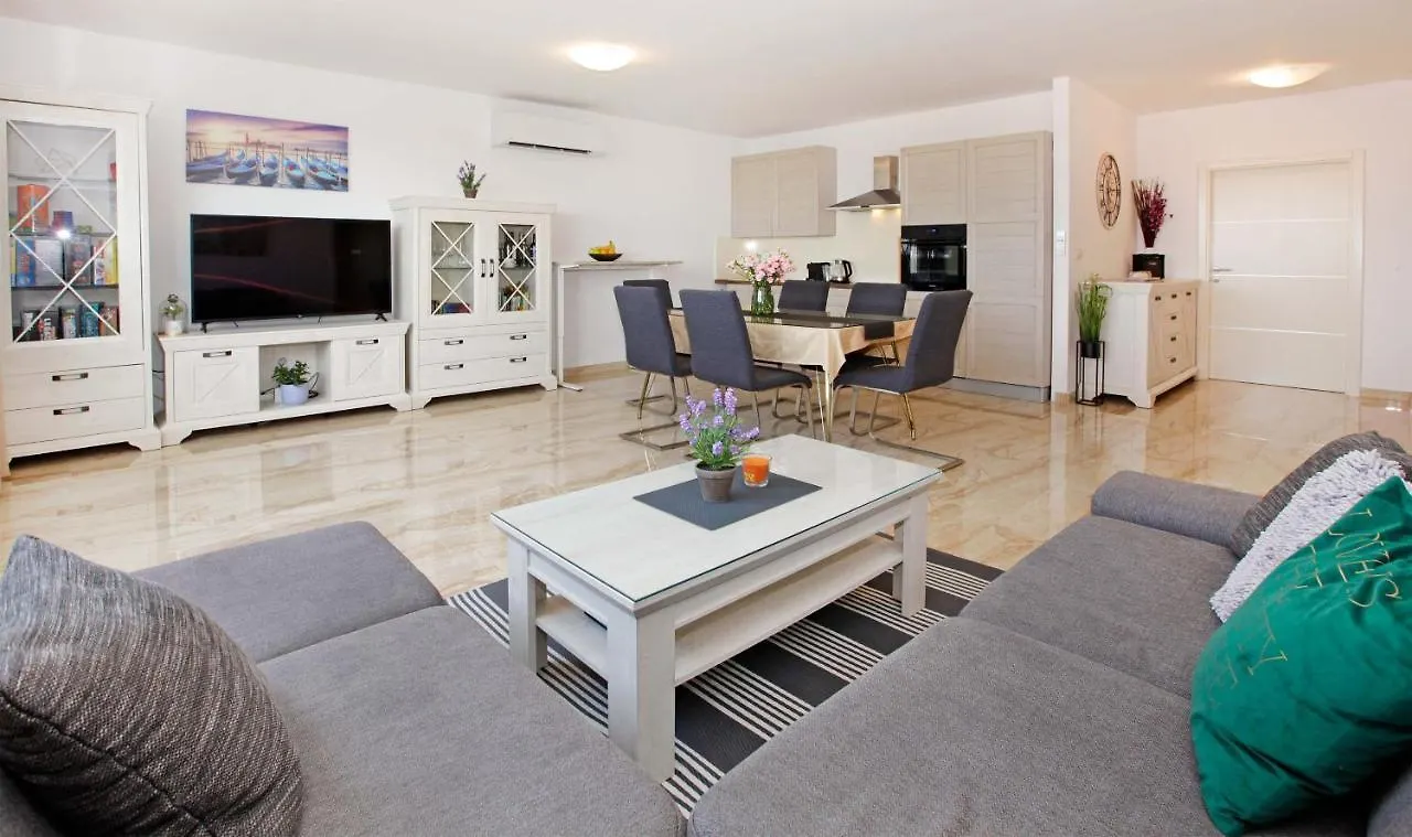 Modern 2-Bed Apt, Late Check In Available Split Apartment