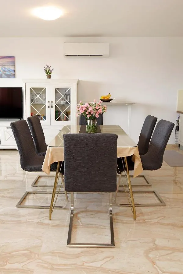 Modern 2-Bed Apt, Late Check In Available Split