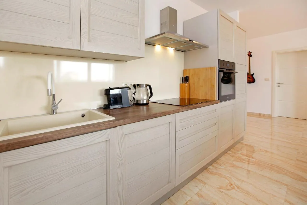 Modern 2-Bed Apt, Late Check In Available Split 0*,