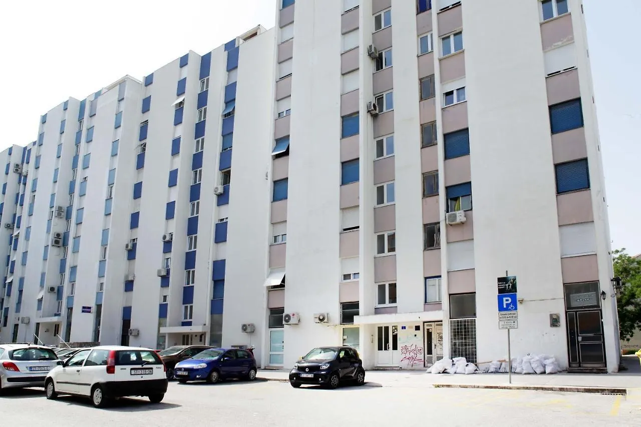Modern 2-Bed Apt, Late Check In Available Split Apartment