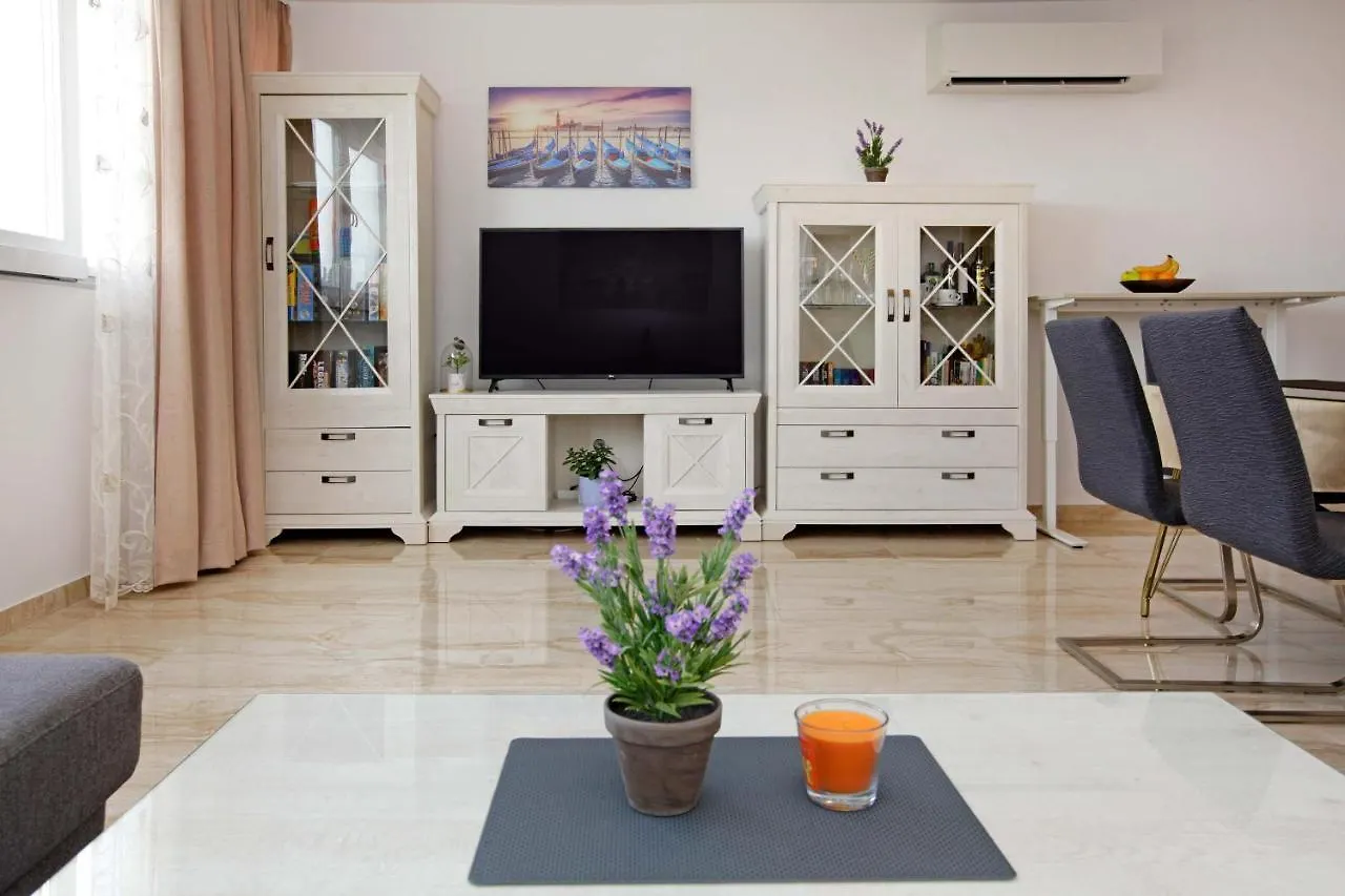 Modern 2-Bed Apt, Late Check In Available Split