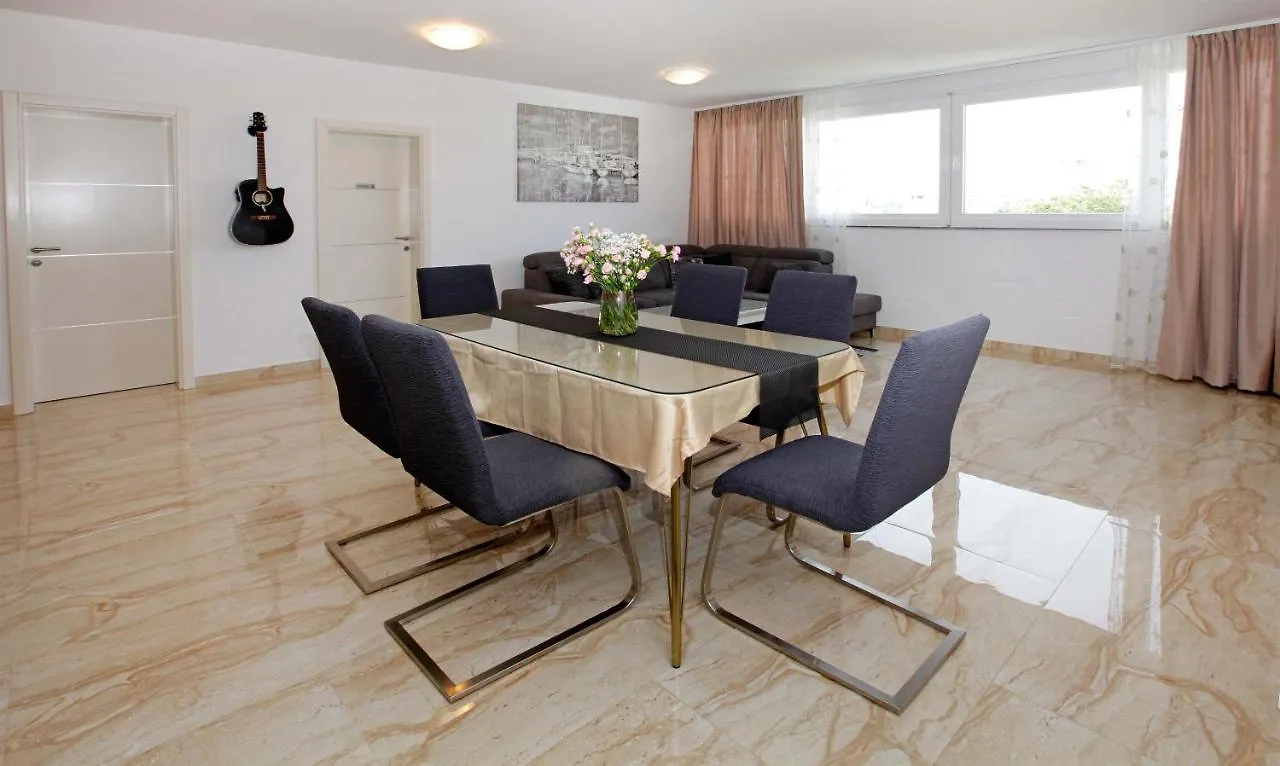 Apartment Modern 2-Bed Apt, Late Check In Available Split