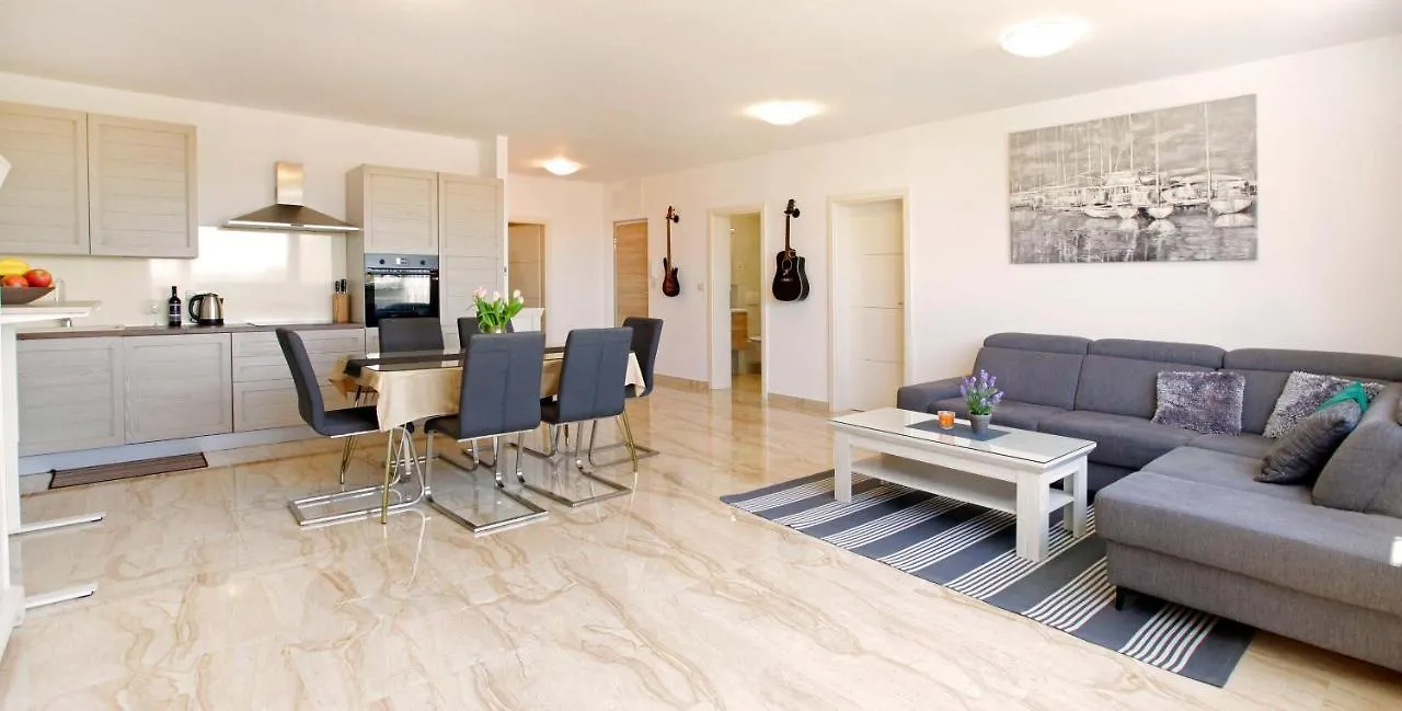 Modern 2-Bed Apt, Late Check In Available Split Apartment