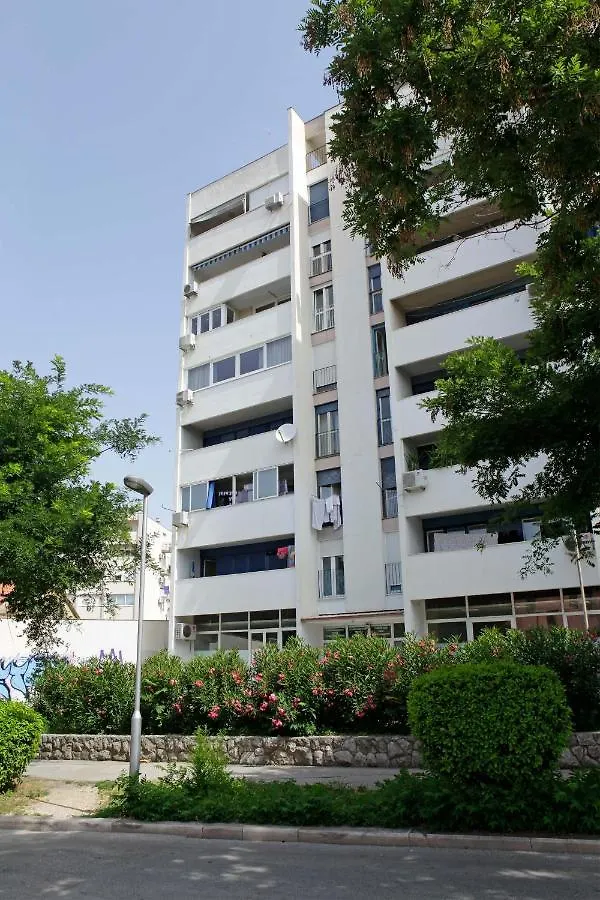 Apartment Modern 2-Bed Apt, Late Check In Available Split