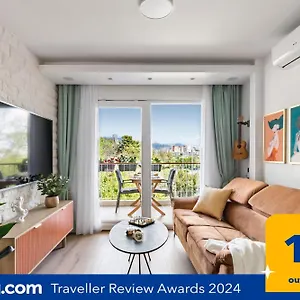  Apartment Exquisite Couples Delight With Free Bikes & Parking