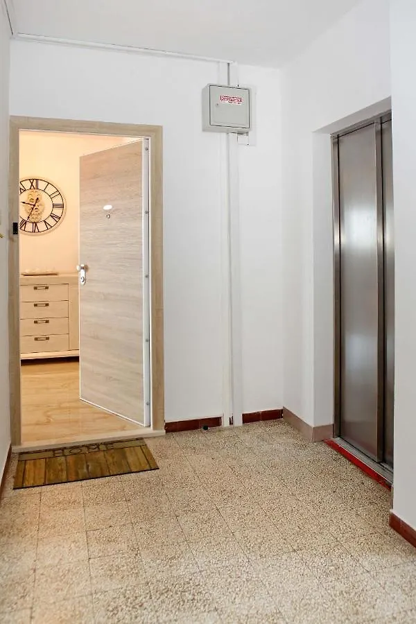 Modern 2-Bed Apt, Late Check In Available Split 0*,  Chorvatsko