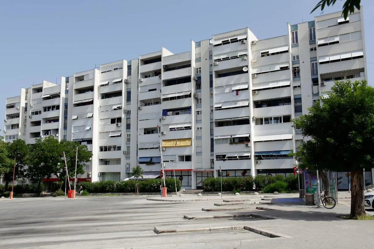 Modern 2-Bed Apt, Late Check In Available Split